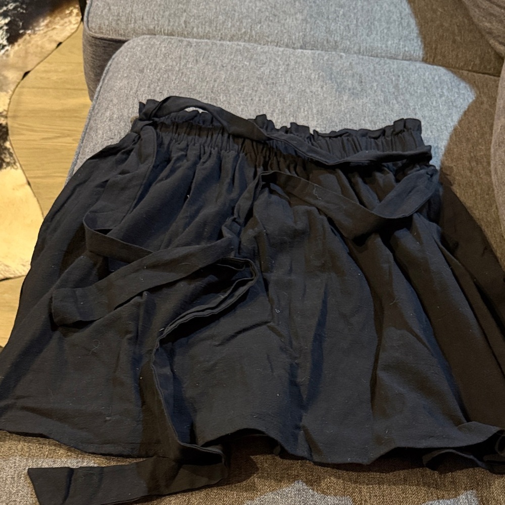 SHEIN Black Mini Tie-Waist Skirt